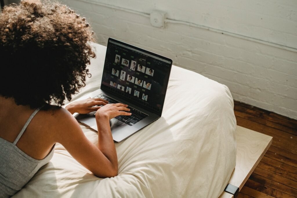 Photo de Samson Katt: https://www.pexels.com/fr-fr/photo/femme-noire-travaillant-sur-un-ordinateur-portable-dans-la-chambre-5255635/